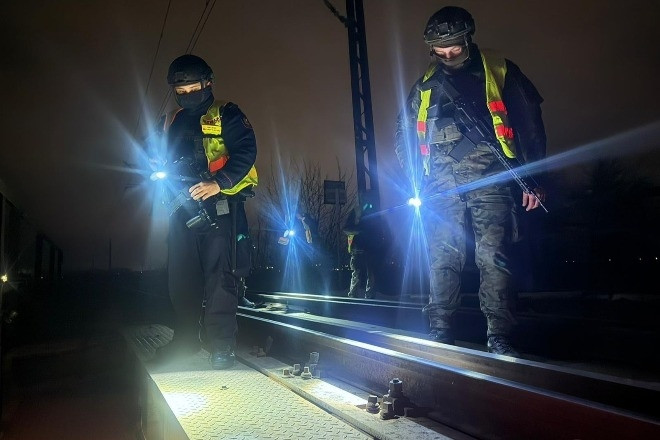 Ba Lan triển khai 10.000 binh lính để bảo vệ các tuyến đường sắt