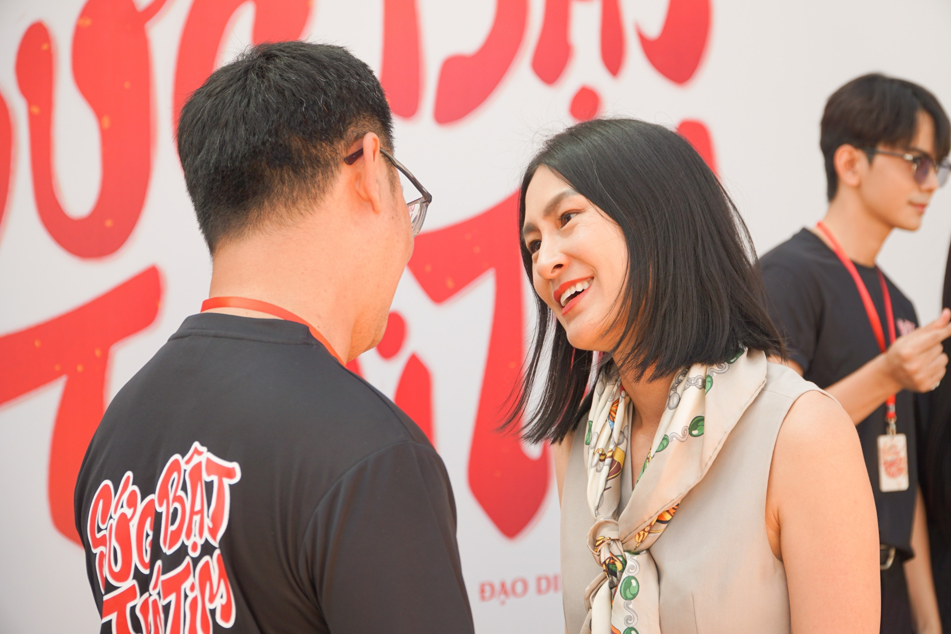 batch_Dv Kathy Uyen den tham du buoi le khai may chuc mung doan phim.jpg