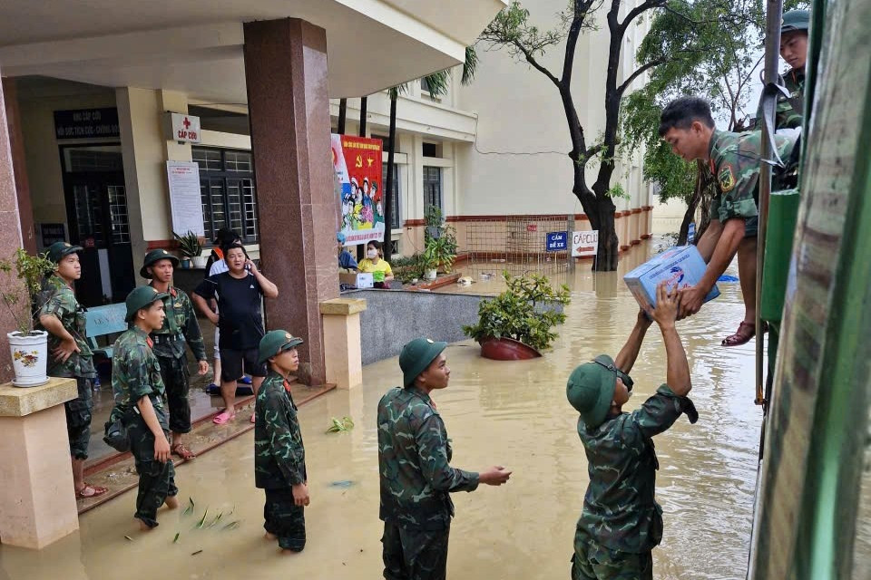 Bộ Chính trị: Cấp bách cứu trợ nhân dân, tuyệt đối không để đói, rét
