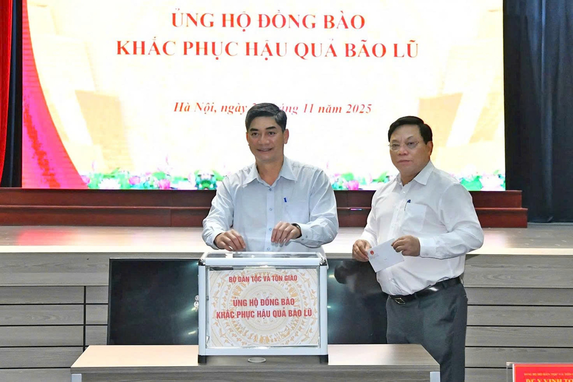 Bộ Dân tộc và Tôn giáo quyên góp ủng hộ đồng bào khắc phục hậu quả bão lũ