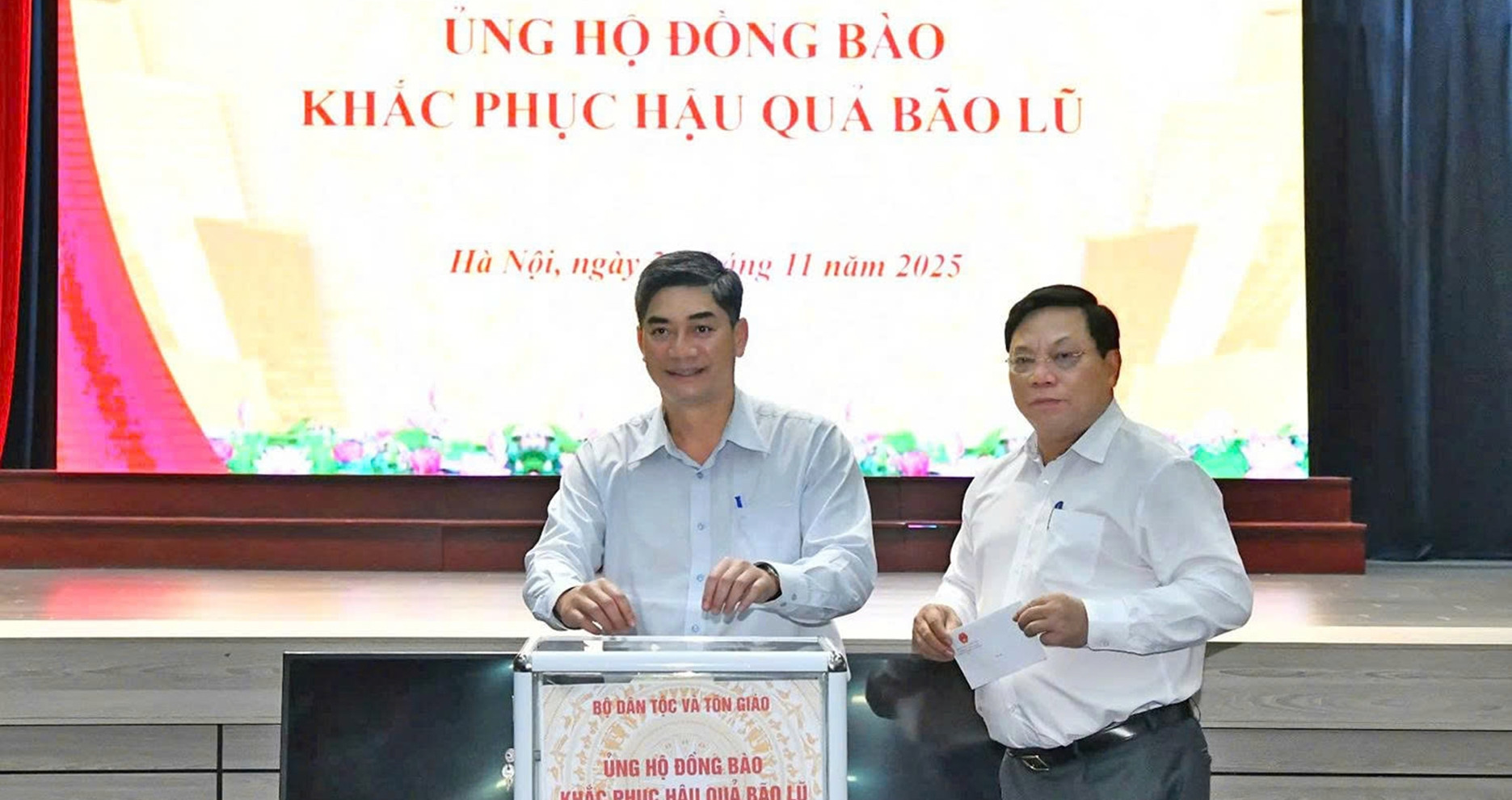 Bộ Dân tộc và Tôn giáo quyên góp ủng hộ đồng bào khắc phục hậu quả bão lũ