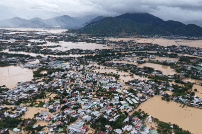 Dân Nha Trang vượt lũ xiết thoát thân, rối bời vì mất liên lạc gia đình 2 ngày