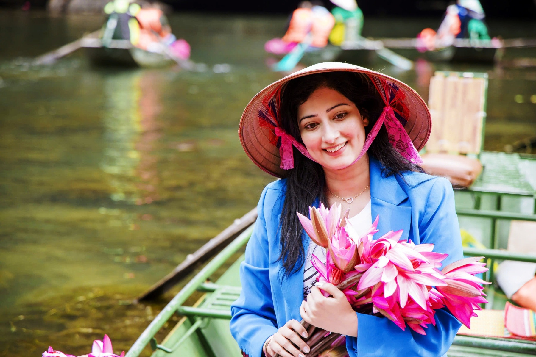 Đoàn phim Ấn Độ ấn tượng với sắc hồng trên dòng Ngô Đồng ở Ninh Bình