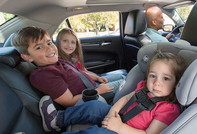 Ghế trẻ em trên ô tô: Thế giới khắt khe, Việt Nam áp dụng muộn sau từ 20-40 năm