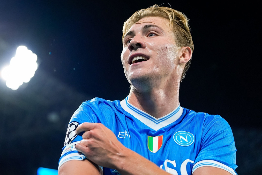 Giá chuyển nhượng Hojlund tăng vọt, MU reo vui