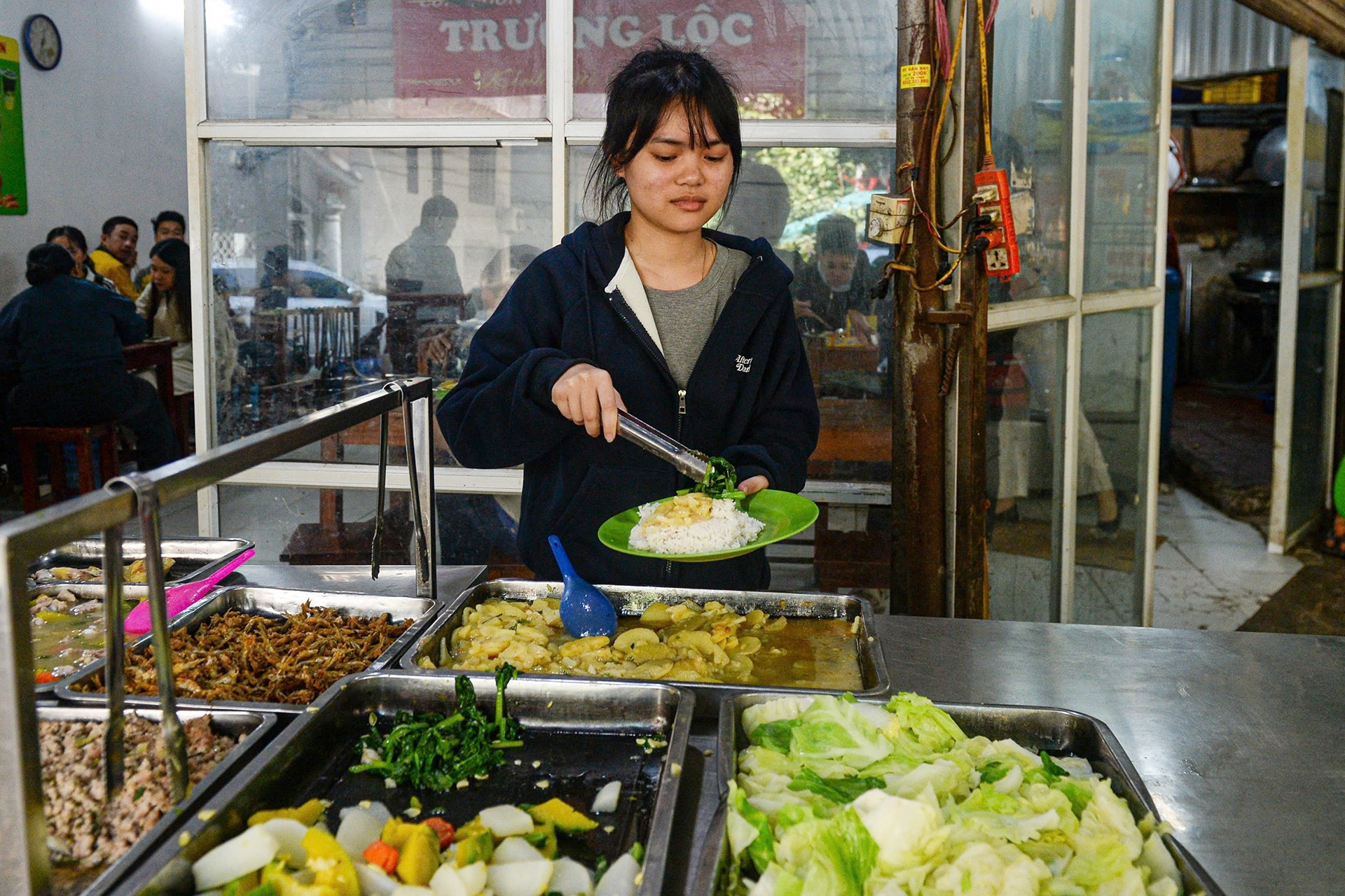 Giá rau xanh Hà Nội đắt đỏ, tiểu thương nói ‘nhiều nơi cứ vin cớ để tăng giá'