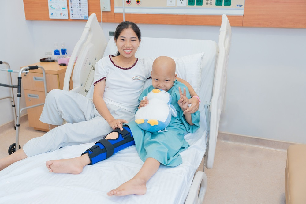 Hình ảnh bé Minh cùng mẹ sau 5 ngày phẫu thuật.jpg