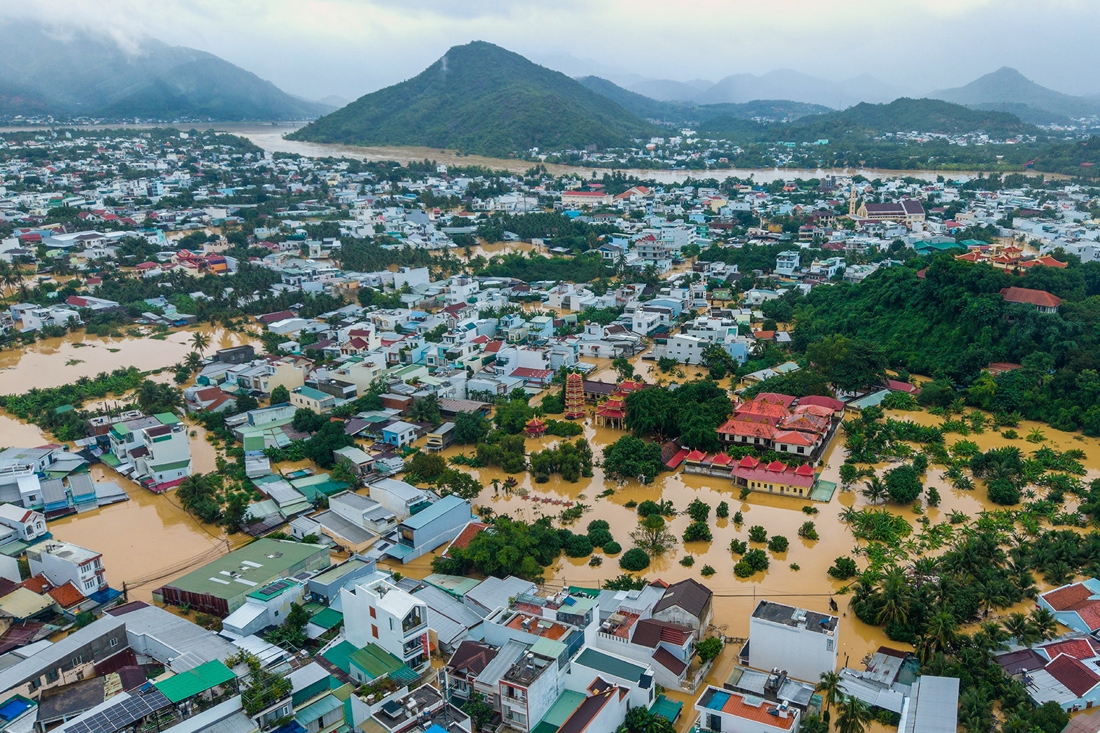 Hình ảnh chưa từng thấy ở Tây Nha Trang, người dân phải thốt lên 'thật khủng khiếp'