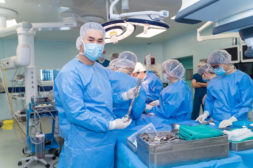 Bé 7 tuổi mắc ung thư xương giữ được đôi chân nhờ công nghệ in 3D cá thể hóa