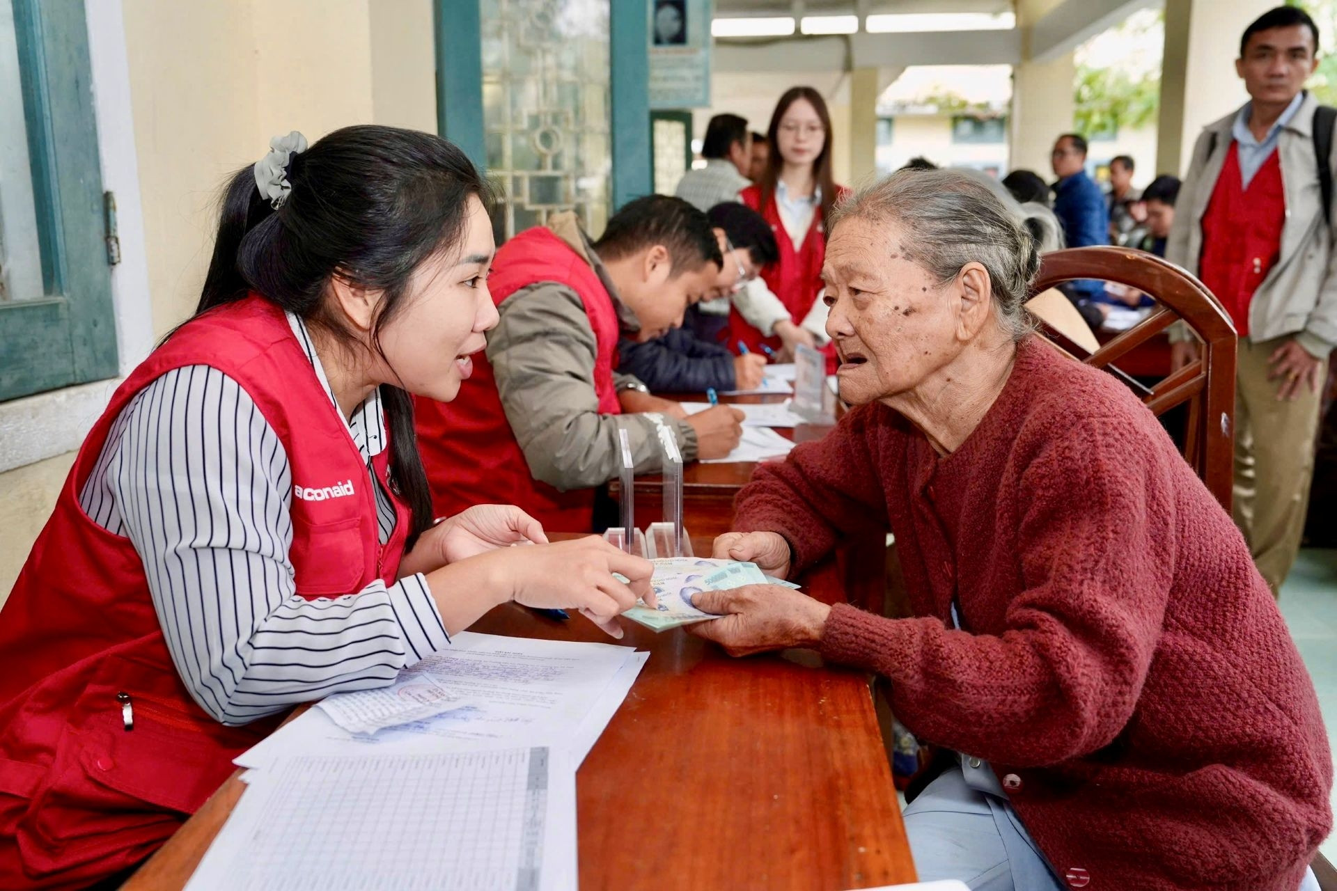 Hỗ trợ giúp hộ nghèo, cận nghèo và nhóm yếu thế vùng lũ ở Huế sớm ổn định cuộc sống