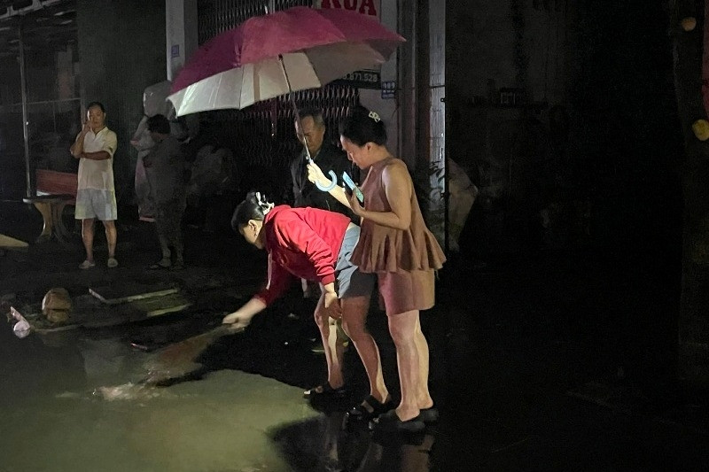 Lũ rút, người dân Gia Lai 'mò mẫm' dọn nhà trong đêm