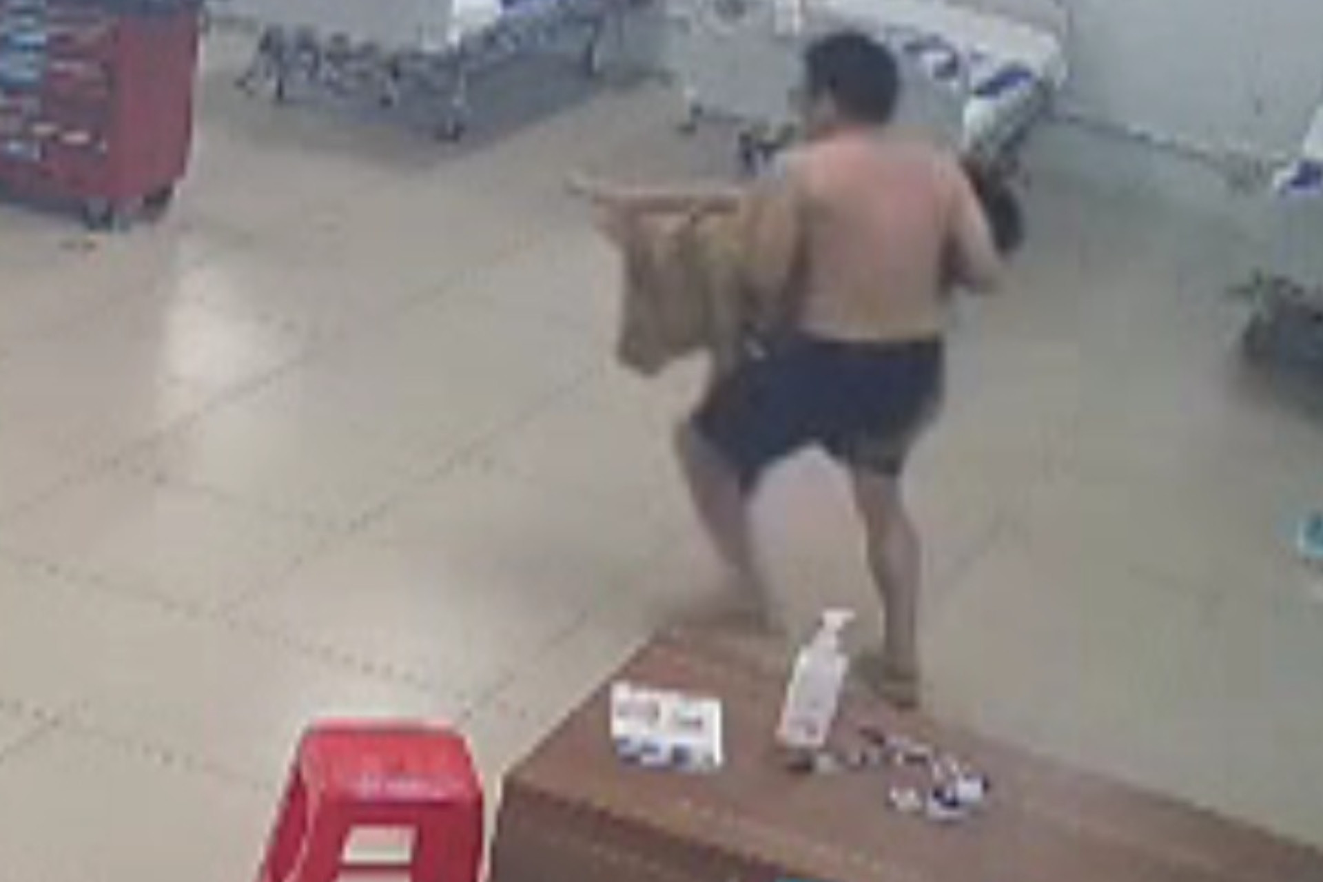 Bé trai ngưng tim 10 phút, người thân tức tốc ôm bé lao vào bệnh viện giữa đêm