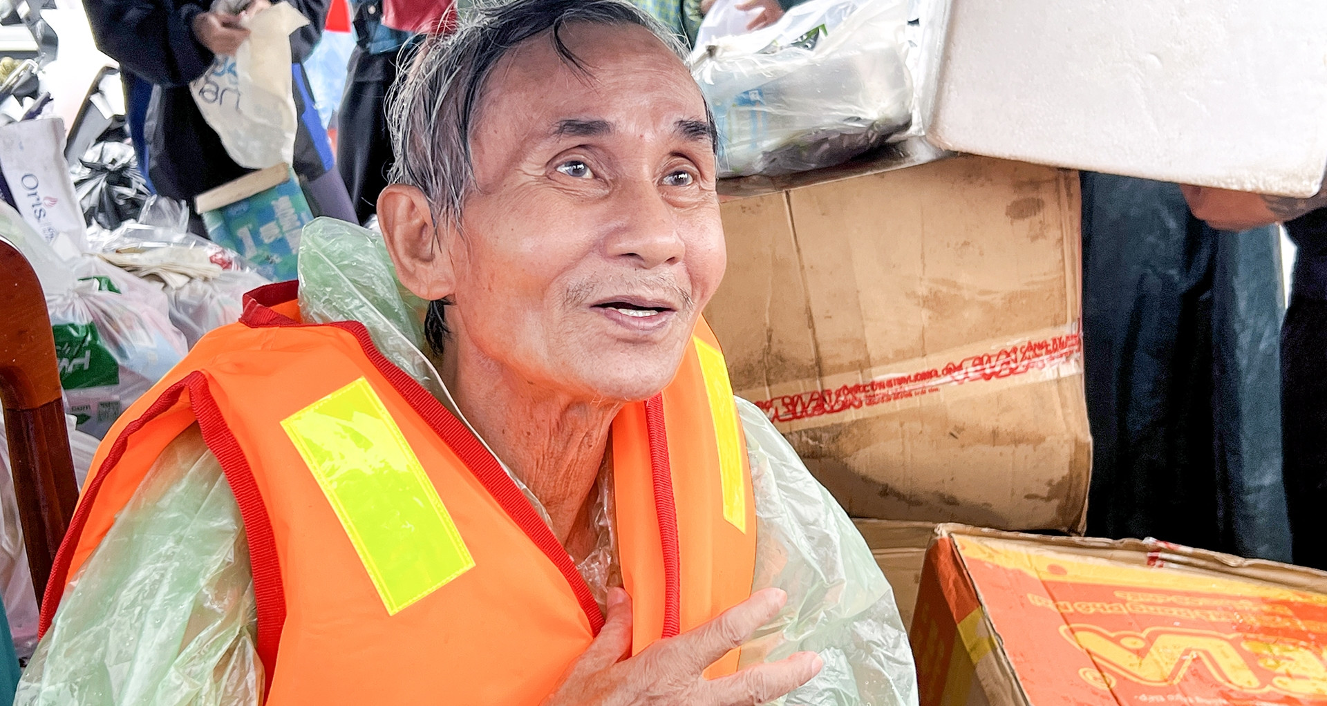 Người dân Nha Trang ám ảnh lũ lịch sử, phải ôm áo phao trên nóc nhà chờ được cứu