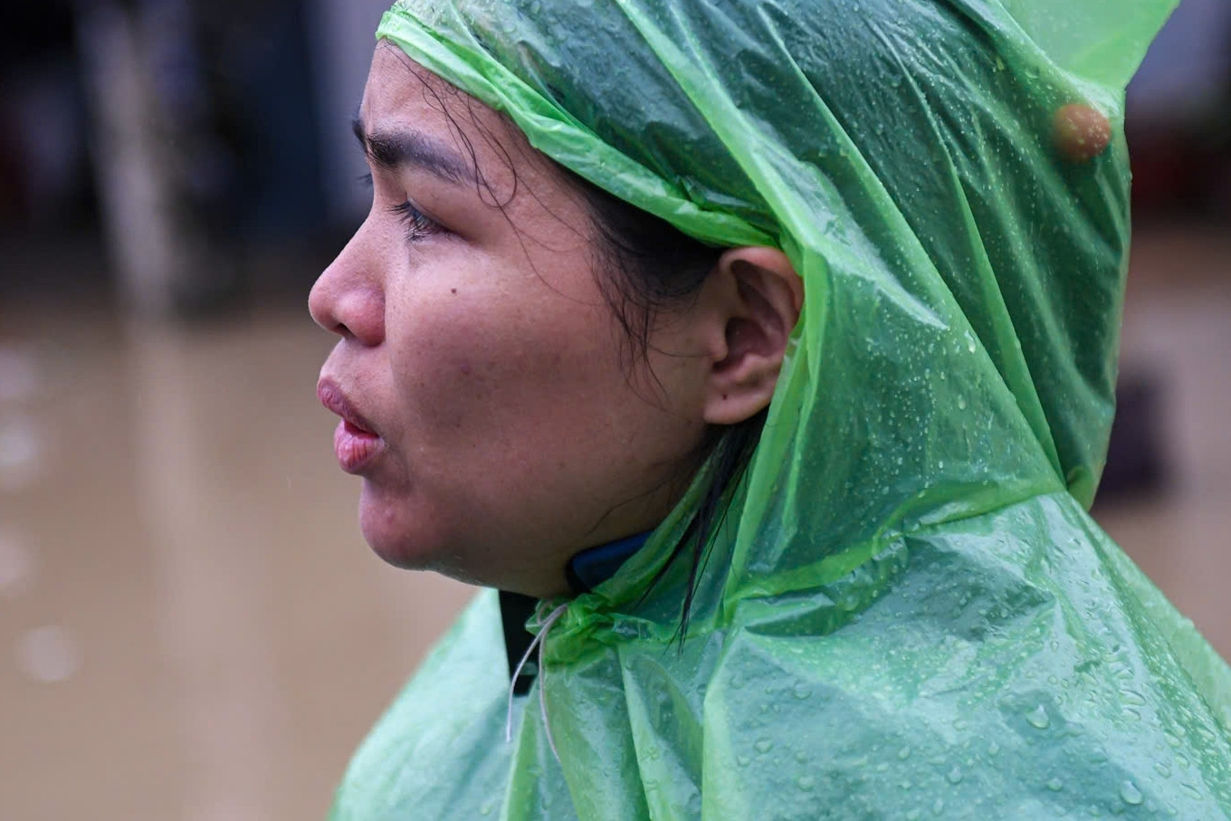 Người phụ nữ mắt đỏ hoe, dò dẫm lội tìm mẹ già 70 tuổi mất liên lạc vì mưa lũ