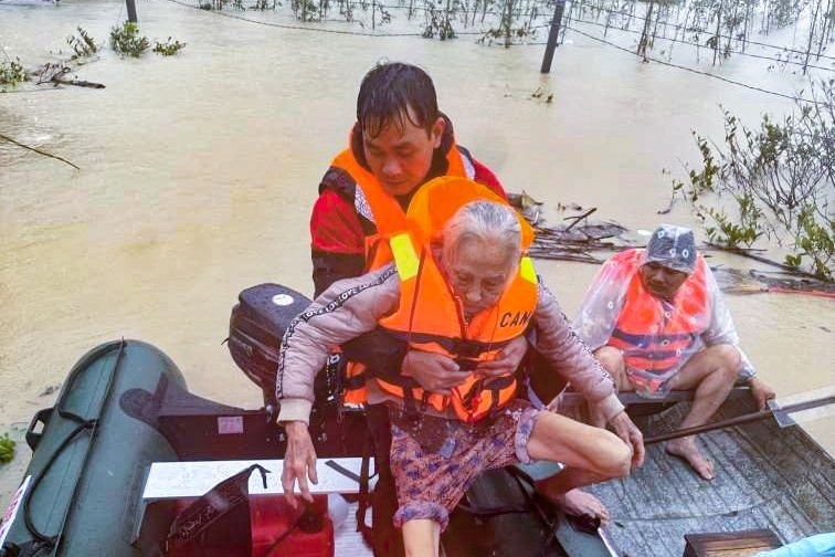 Những hình ảnh lay động, tiếp sức người dân ở tâm lũ Gia Lai