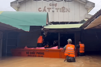 Quân đội ở Đồng Nai lên đường trong đêm cứu dân khỏi lũ cao đến 2m