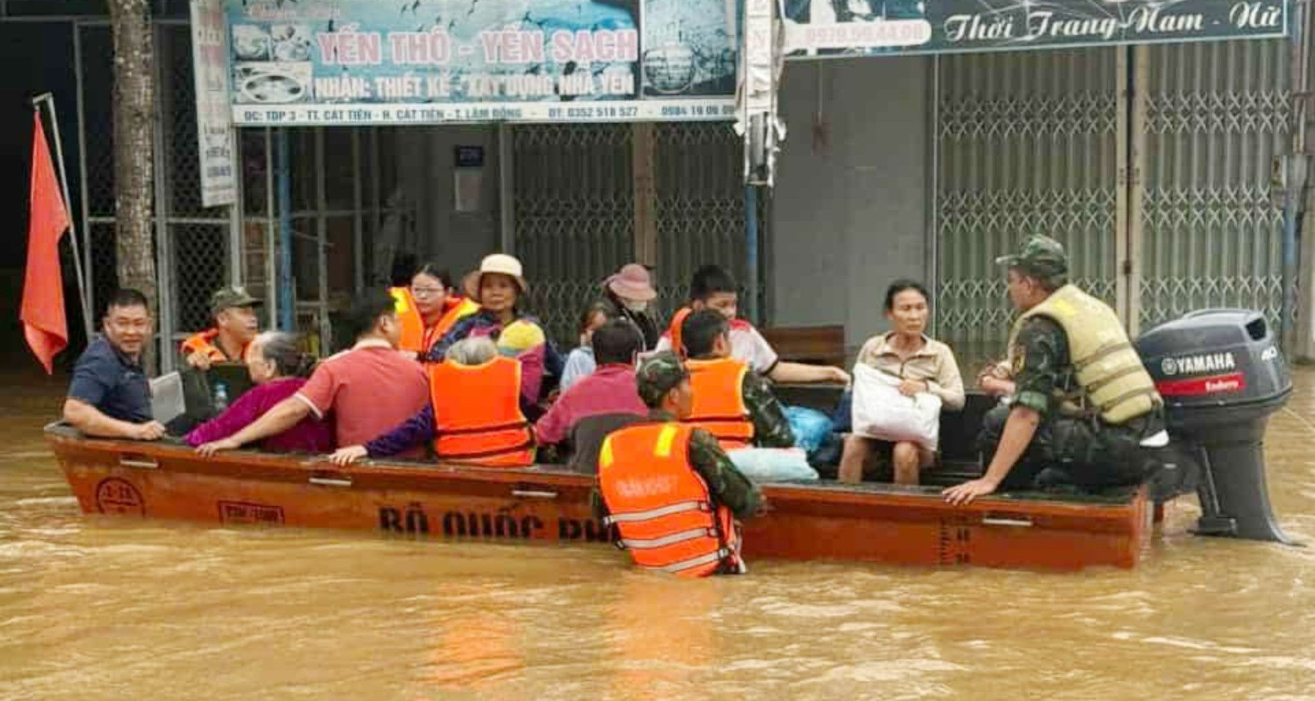 Quân đội ở Đồng Nai lên đường trong đêm cứu dân khỏi lũ cao đến 2m