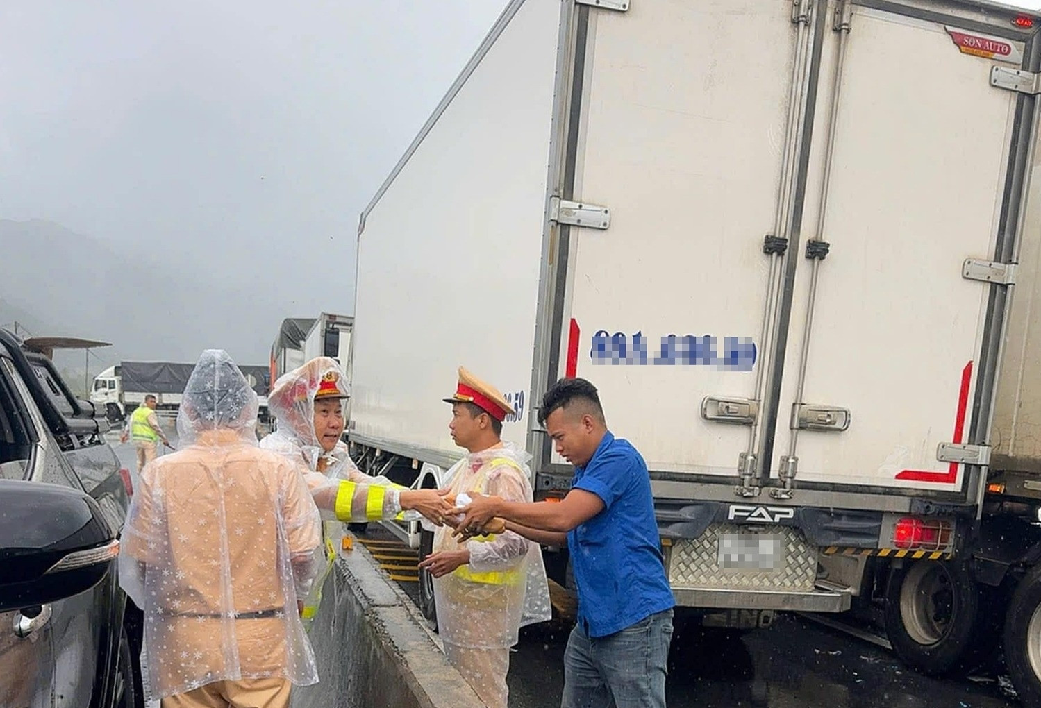 Quốc lộ 1 qua Khánh Hòa ùn tắc 20km, CSGT tiếp đồ ăn cho tài xế mắc kẹt
