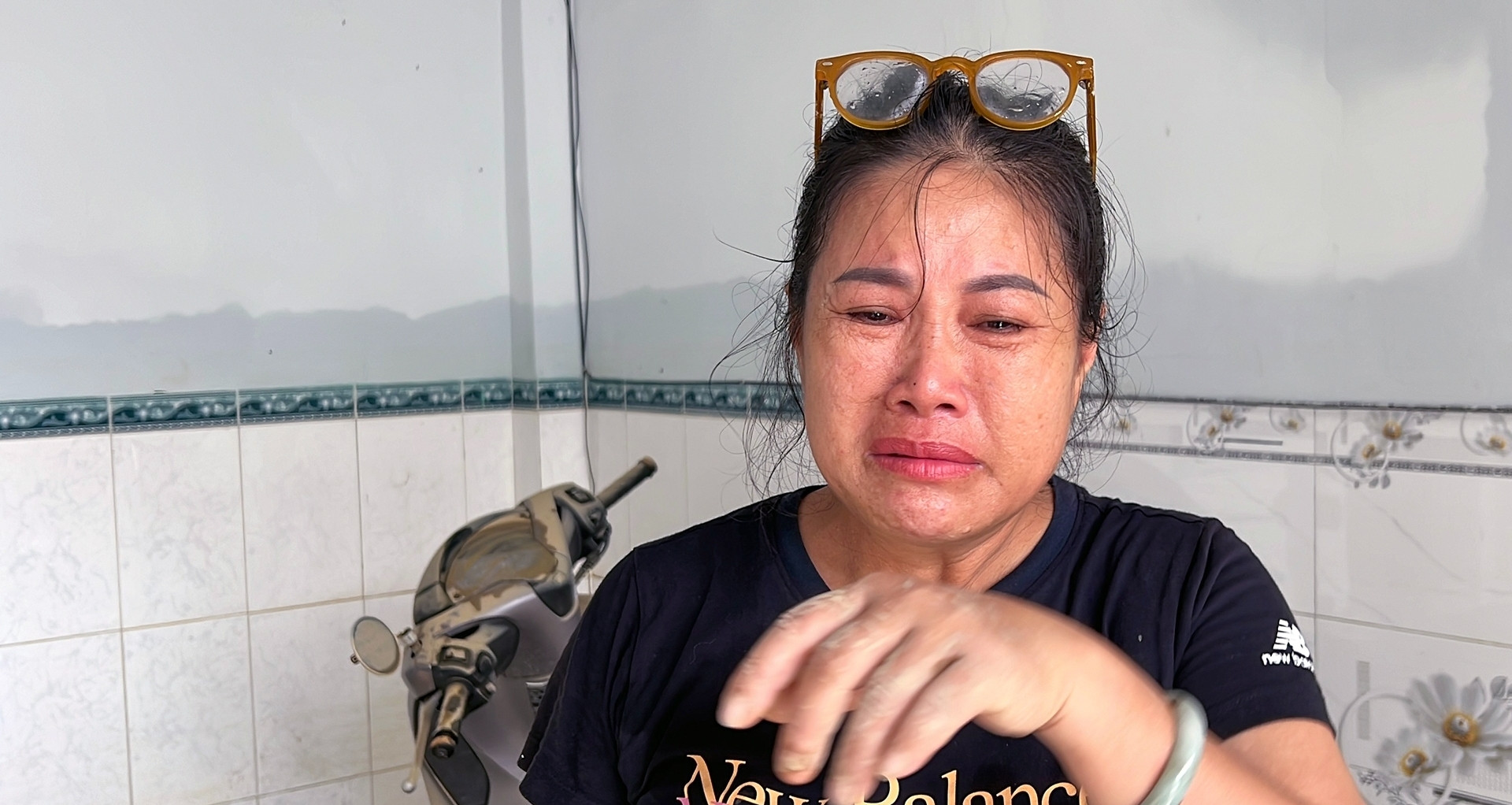 Sau ba ngày lũ lịch sử, người dân Nha Trang bật khóc giữa đống tài sản tan hoang