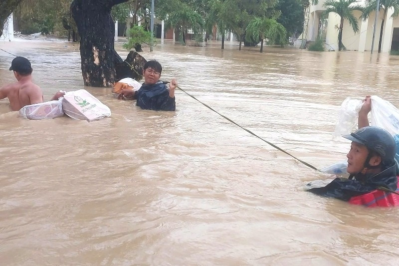 Thầy giáo mang mì tôm, bánh mì bơi vào trường cứu trợ 500 sinh viên