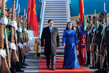 Thủ tướng Phạm Minh Chính và phu nhân tới Nam Phi