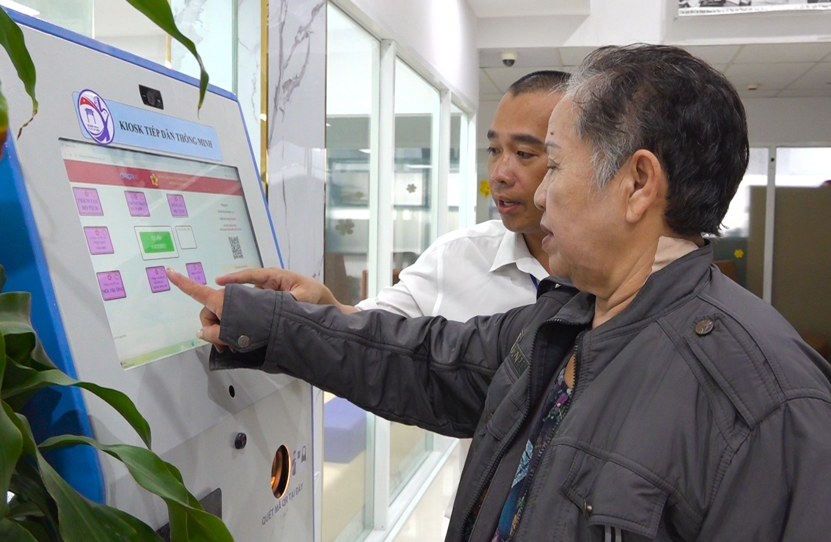 Tích cực chuyển đổi số để phục vụ nhân dân tốt hơn