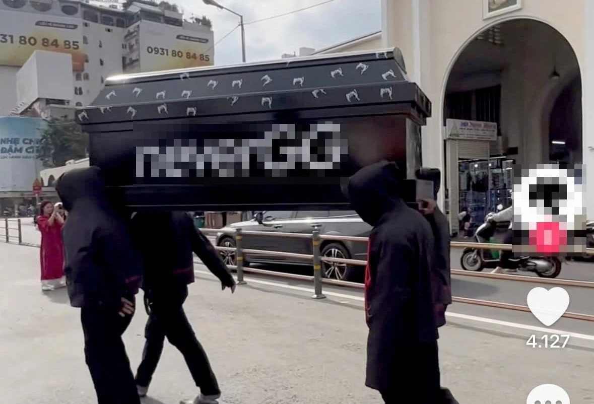 Truy tố nhóm người tổ chức khiêng quan tài diễu phố