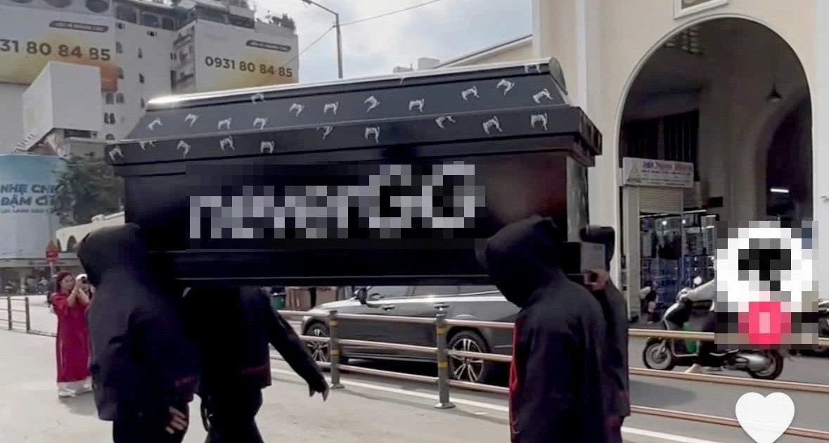 Truy tố nhóm người tổ chức khiêng quan tài diễu phố