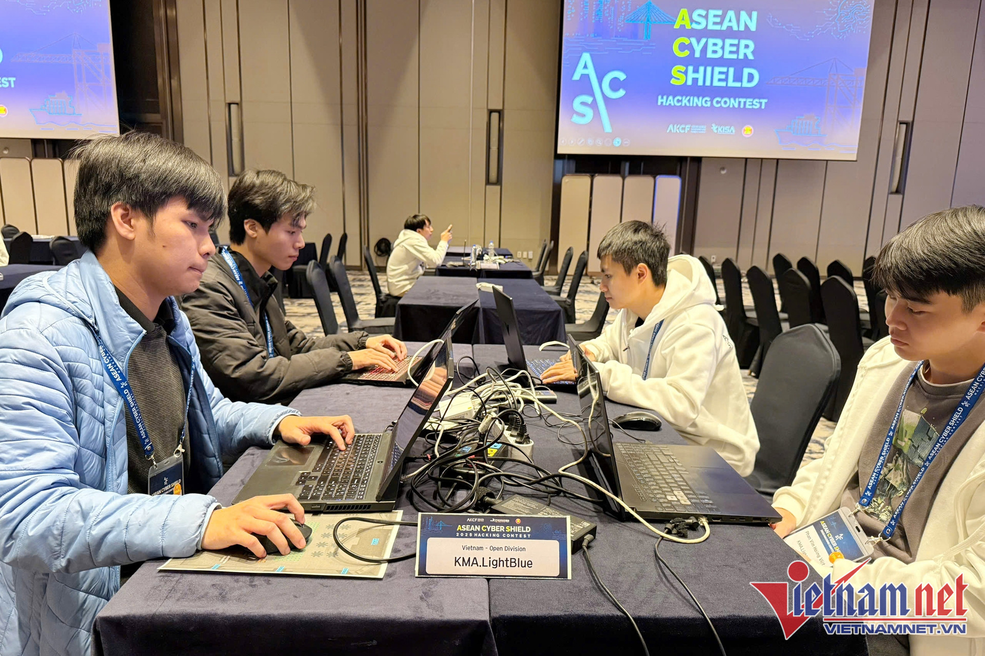 W-sinh vien An ninh mang Vietnam 01 1.jpg