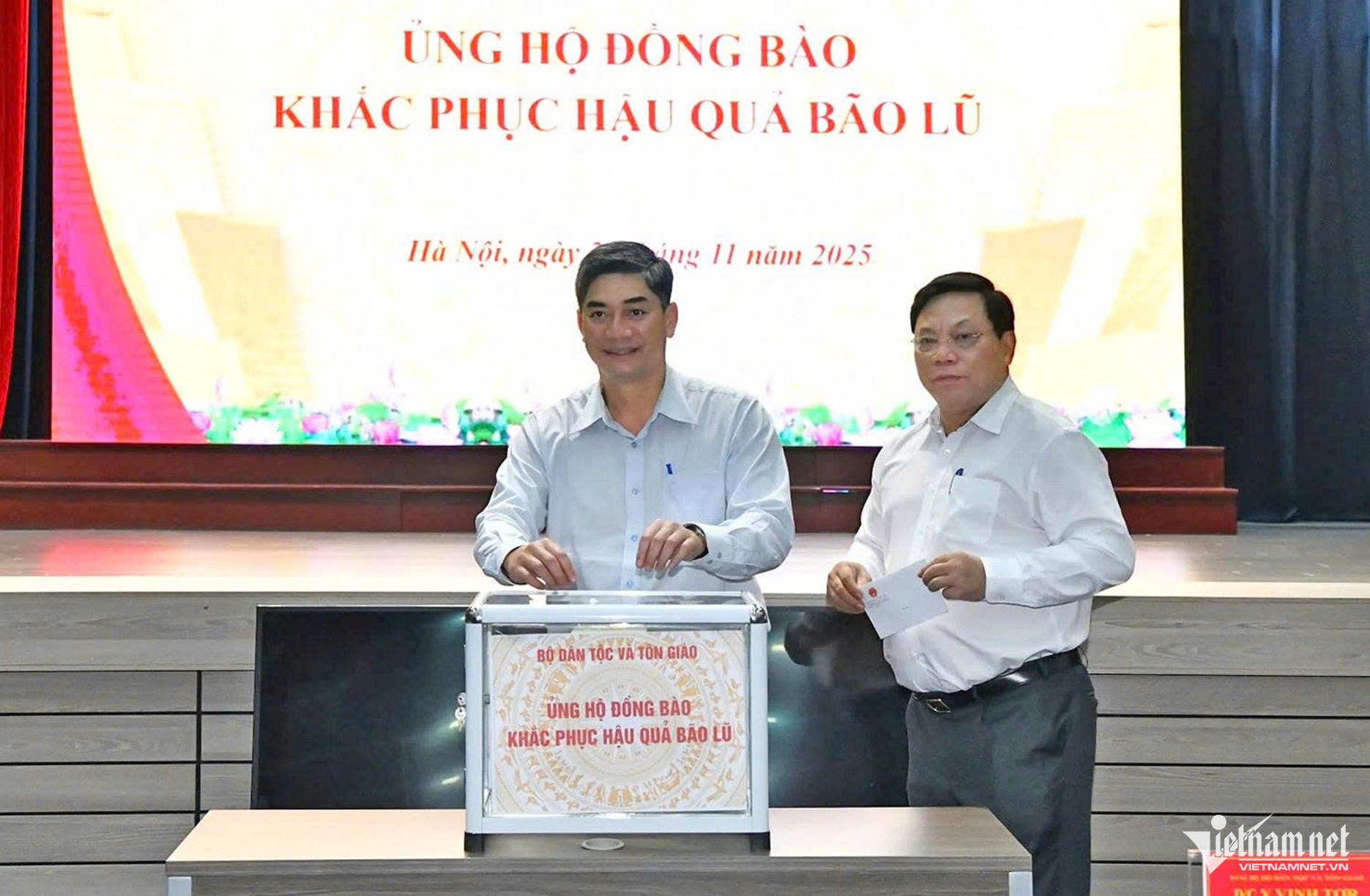 W-Ủng hộ bão 1.jpg