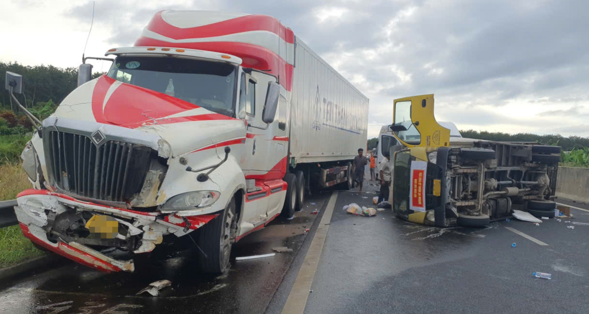 Xe tải chở hàng cứu trợ lật ở cao tốc, tạo chuỗi 4 ô tô tông liên hoàn