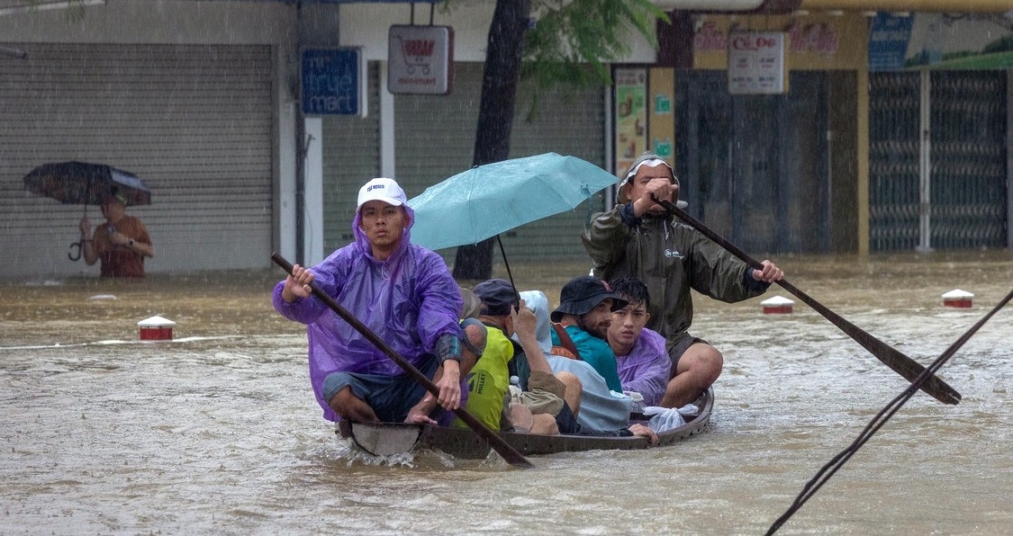 Bản tin trưa 22/11: Mưa lũ gây thiệt hại ở miền Trung, 68 người chết và mất tích