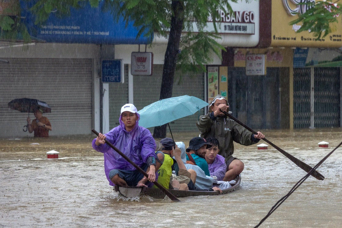 Bản tin trưa 22/11: Mưa lũ gây thiệt hại ở miền Trung, 68 người chết và mất tích Bản tin trưa 22/11: Mưa lũ gây thiệt hại ở miền Trung, 68 người chết và mất tích