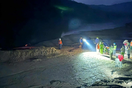 Bản tin cuôi ngày 22/11: Vụ ô tô bị lũ cuốn:Thi thể tài xế cách hiện trường 30km