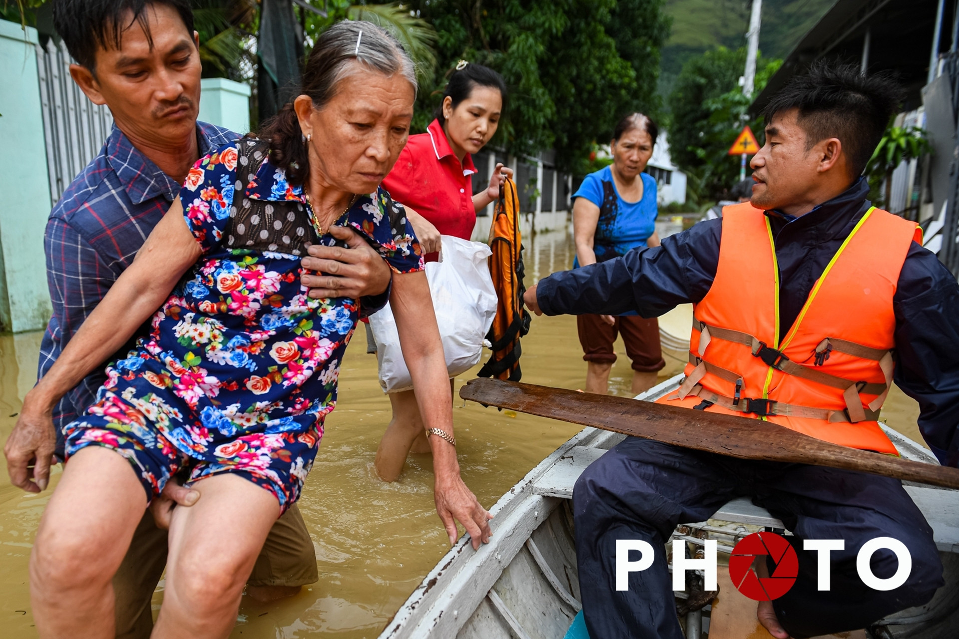 5 ngày đêm cô lập ở Khánh Hoà: Cạy mái tôn thoát hiểm, nương tựa trong căn nhà ‘cứu tinh’