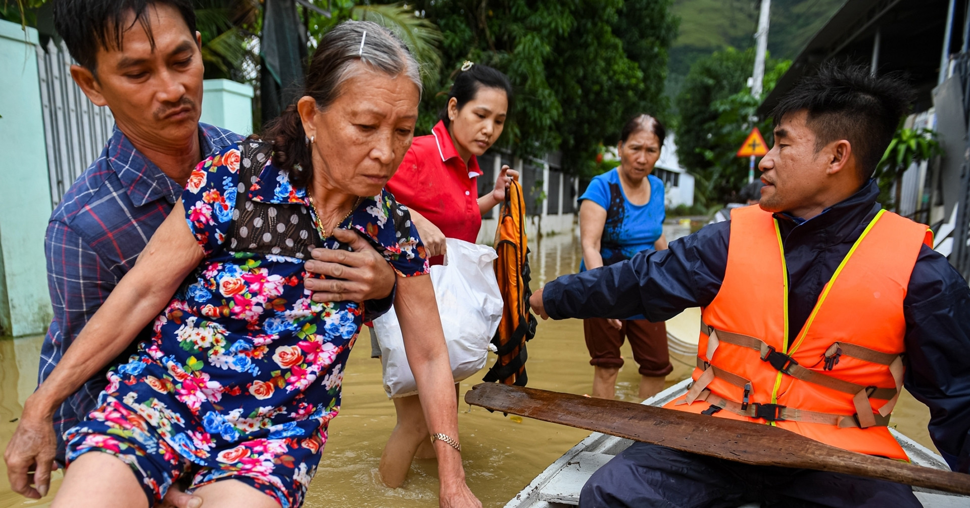 5 ngày đêm cô lập ở Khánh Hoà: Cạy mái tôn thoát hiểm, nương tựa trong căn nhà ‘cứu tinh’