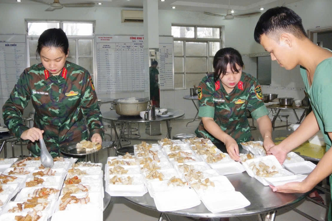 Bếp ăn dã chiến ấm lòng người dân vùng ngập lũ