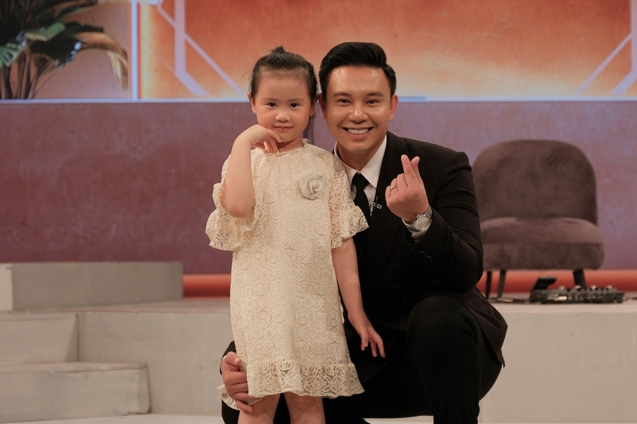 Ca sĩ Đông Hùng tiết lộ về gia đình và song ca với con gái trên sóng VTV