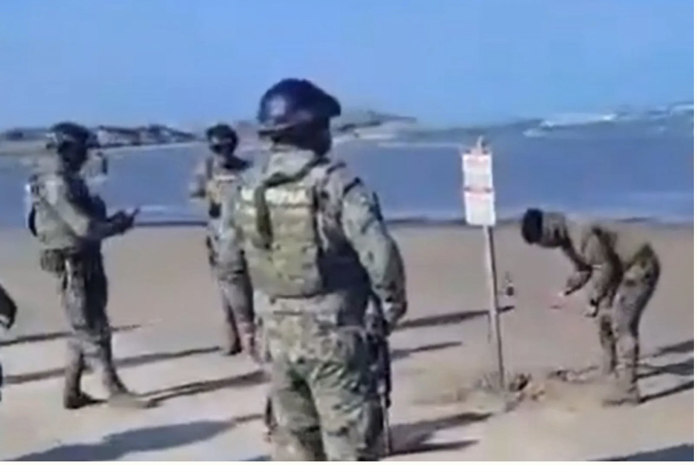 Các nhà thầu Mỹ cắm nhầm biển trên lãnh thổ Mexico. Ảnh: Twitter.