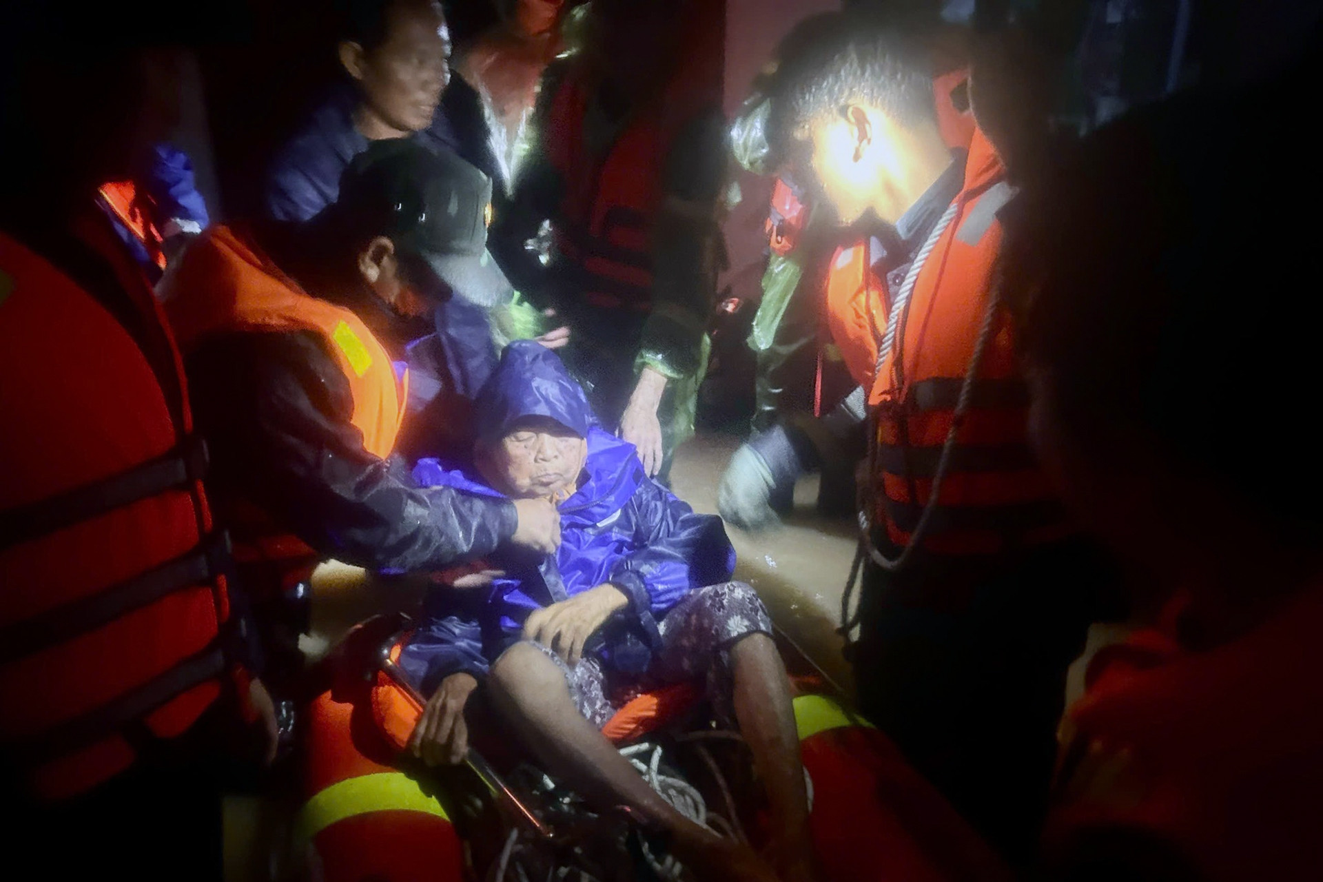 Cảnh sát tỉnh Khánh Hòa nhận hơn 3.000 tin báo kêu cứu trong vùng lũ