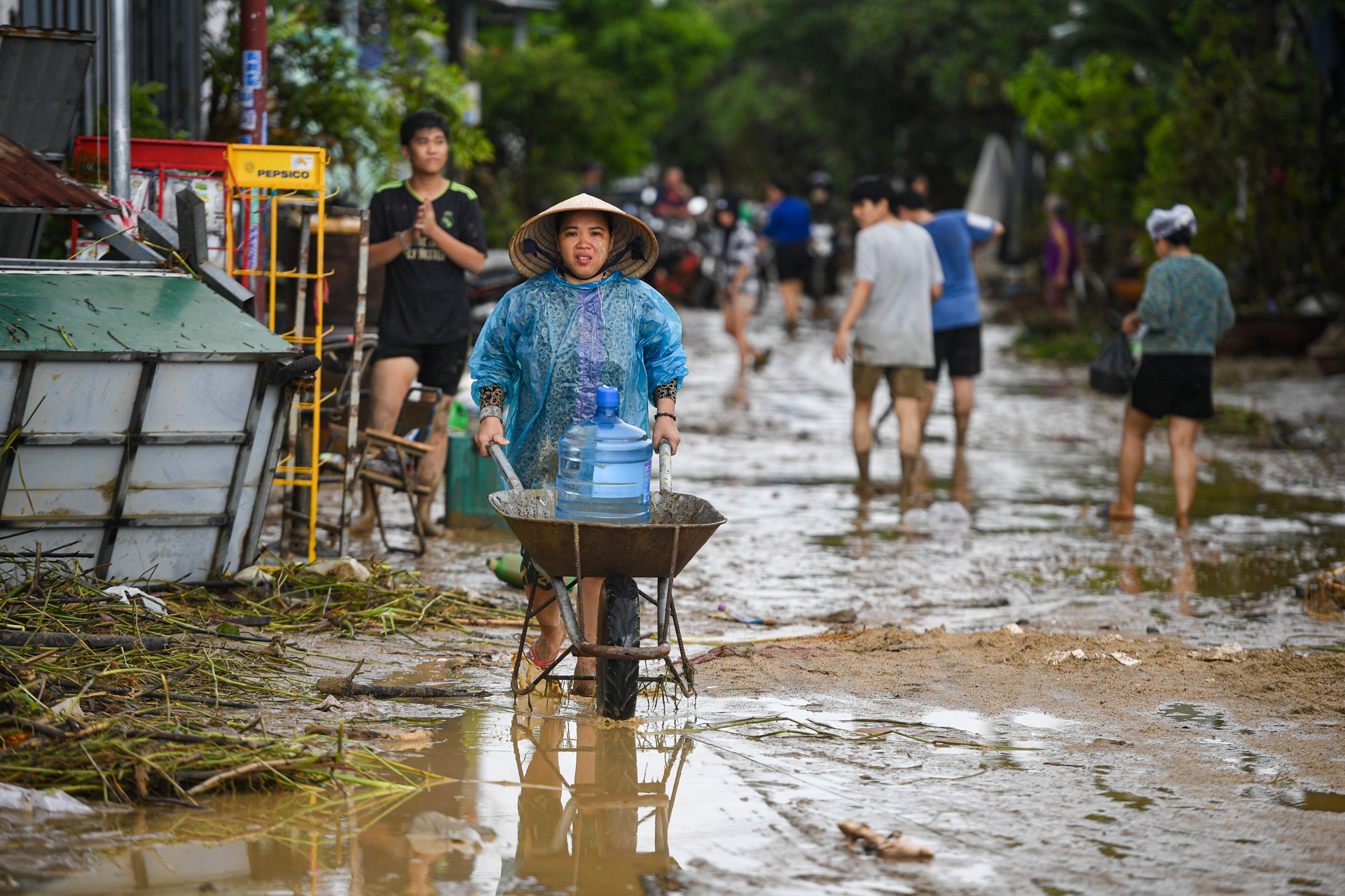 Cảnh tượng chưa từng thấy ở Tây Nha Trang, người dân thốt lên 'không ngờ lũ dữ đến vậy'