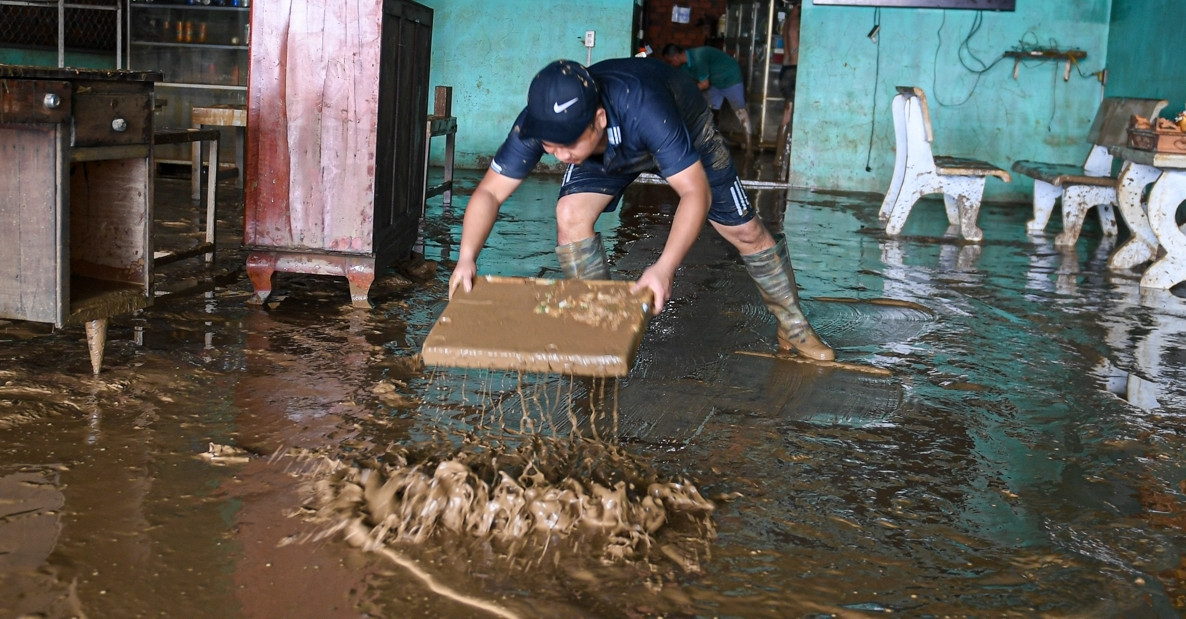 Bùn non, rác thải bủa vây đường phố sau lũ, người Nha Trang gồng mình dọn dẹp