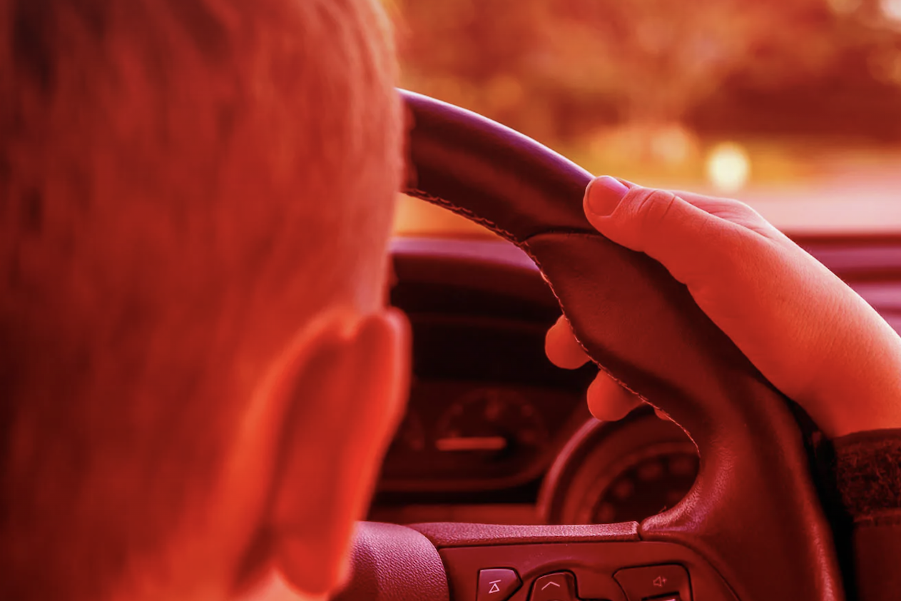 Cậu bé 10 tuổi cãi mẹ, tự lái ô tô về nhà, cảnh sát phát hiện điều bất ngờ