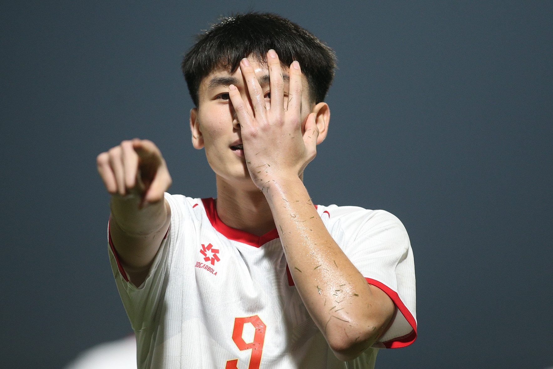 Cầu thủ U17 Việt Nam 'oẳn tù tì' đá penalty