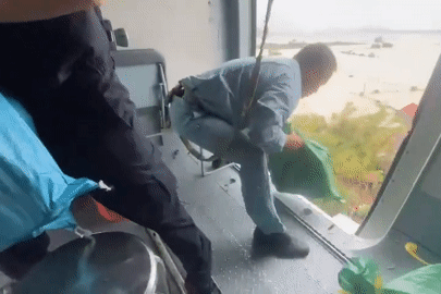 Clip trực thăng tiếp cận ngôi làng bị cô lập, thả hàng cứu trợ