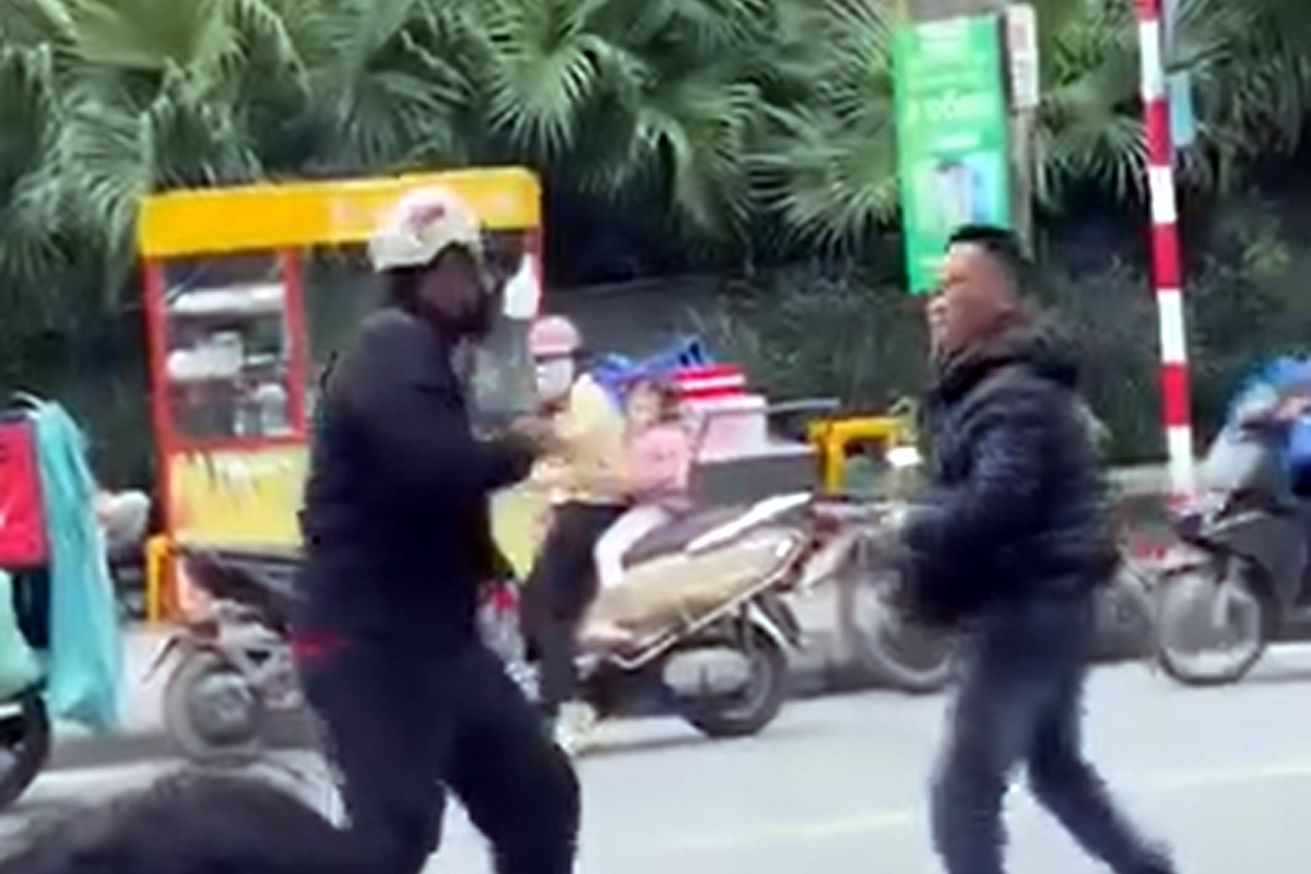 Công an vào cuộc vụ người đàn ông đá gục đối phương giữa đường ở Hà Nội