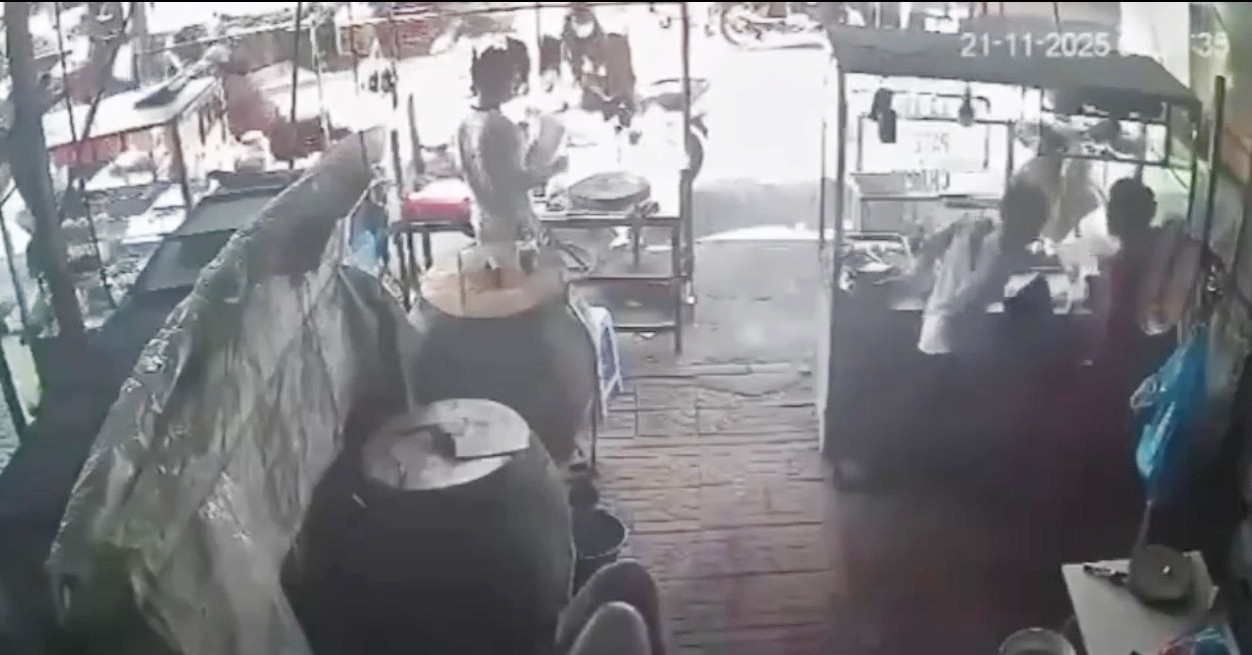 Đang bán bánh mì, người phụ nữ mang thai 36 tuần bất ngờ bị kẻ lạ đâm giữa chợ