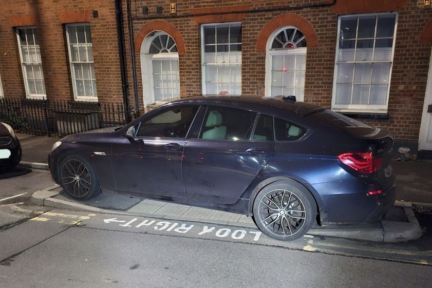 Đỗ xe BMW chắn ngay cửa đồn cảnh sát, tài xế đưa ra lý do 'khó đỡ'