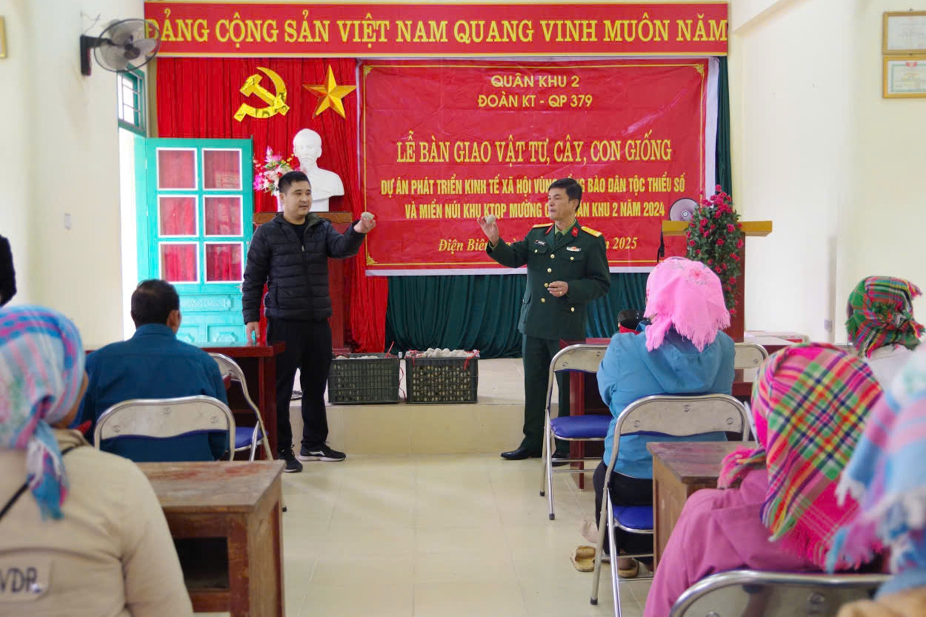 Đoàn Kinh tế - Quốc phòng 379 hỗ trợ vật tư, cây giống cho người dân Si Pa Phìn