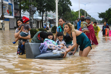 Hàn Quốc, Séc, Mỹ và nhiều nước viện trợ cho Việt Nam khắc phục bão lũ